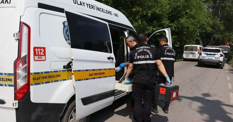 Camları kırık araçtan ceset çıktı! Vücudundaki detay dikkat çekti