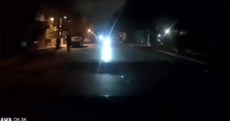 Maltepe’de ters yönden gelen otomobilin çaptığı motosikletin sürücü ağır yaralandı; kaza kamerada