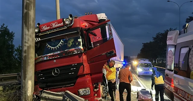 Şoförü rahatsızlanan TIR, refüjdeki bariyerlere çarptı Kütahya Haberleri