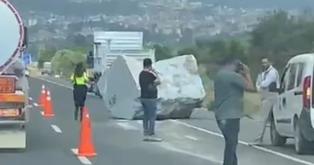 Karayolunda facianın eşiğinden dönüldü Seyir halindeki kamyondan karayoluna tonlarca ağırlığında mermer blok düştü Muğla Haberleri
