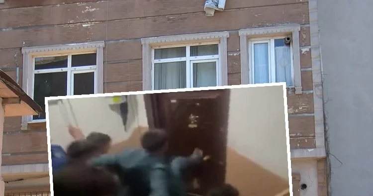 Fatih te evlat kabusu: Mahalleli kapıyı tekmeleyerek içeri girmeye çalıştı