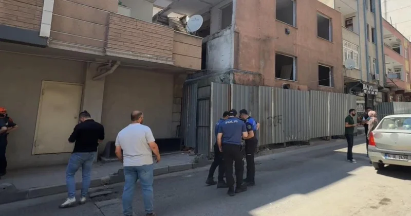 Kentsel dönüşüme giren bina kısmen çöktü: 1 ölü, 2 yaralı