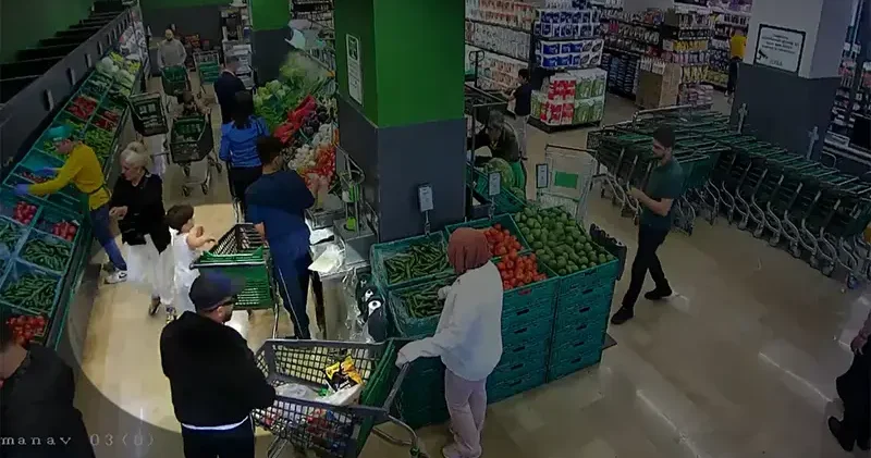 Başakşehir de marketteki müşterinin altın ve döviz dolu çantasını çalan 2 şüpheli tutuklandı