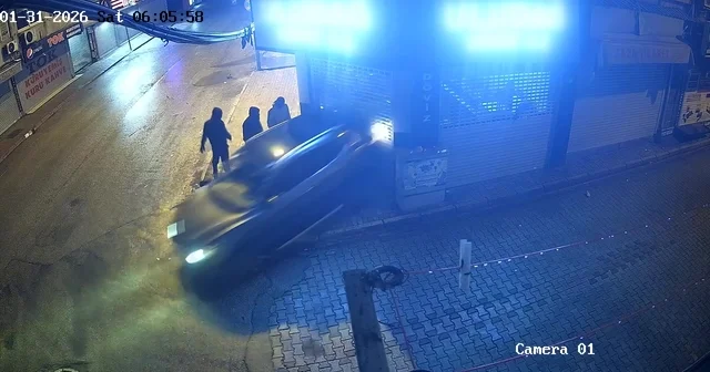 Film gibi soygun kameraya yansıdı: Kepengi araçla yıkıp 16 bin dolar çaldılar Adana Haberleri