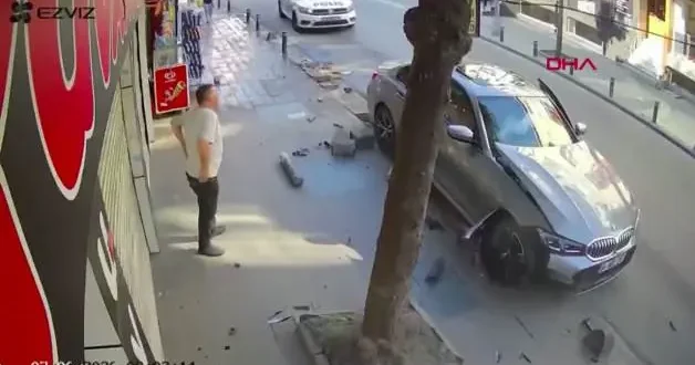 Küçükçekmece de çarptığı yaya 2 metre havaya uçtu; yaralıya değil, hasara baktı