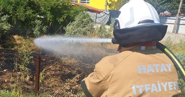 Hatay da bahçe yangını itfaiye ekipleri tarafından söndürüldü Hatay Haberleri