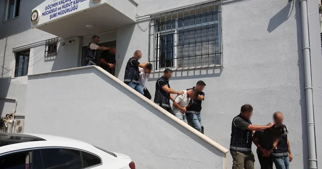 Kocaeli merkezli 3 ilde göçmen kaçakçılığı operasyonu: 9 tutuklama Göçmen kaçakçılarına yönelik operasyonda sahte kimlikler ve 9 araç ele geçirildi Kocaeli Haberleri Habertürk Yerel Haberler