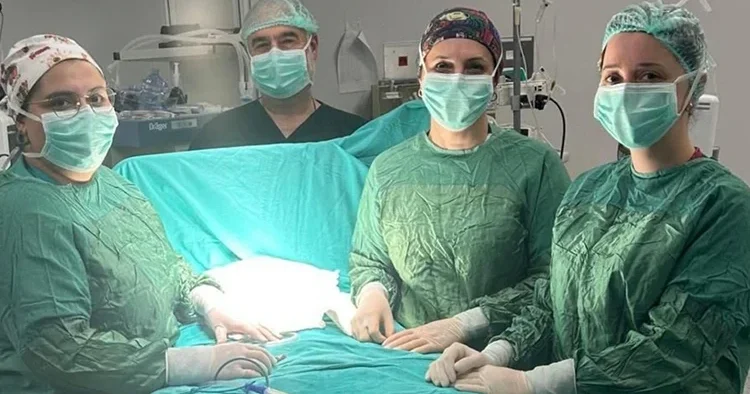 Hatay da bağırsakları tıkanan prematüre bebeğe cerrahi operasyon
