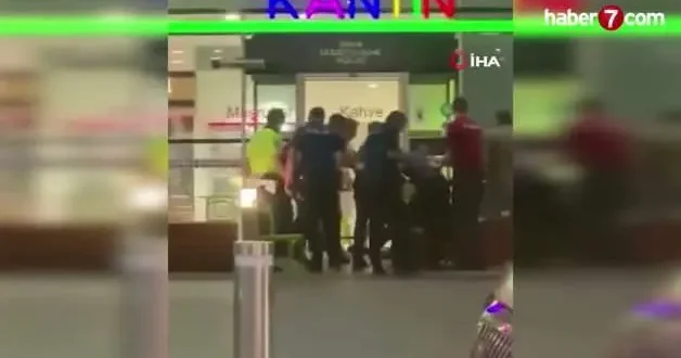 Adnan Menderes Havalimanında hareketli anlar: 4 polis bıçaklandı