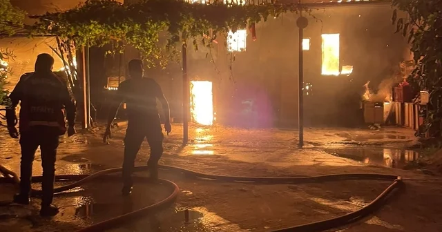 Ahşap evde çıkan yangın yanındaki diğer ahşap eve de sıçradı Bilecik te geceyi gündüz yapan yangın Bilecik Haberleri Habertürk Yerel Haberler