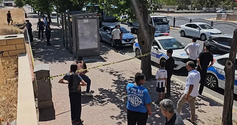 Durakta eşinin tabancayla vurduğu kadın öldü