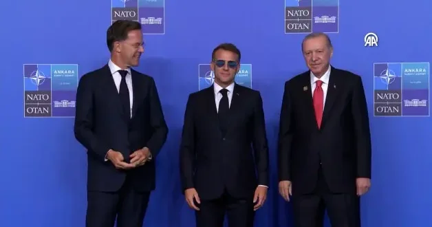 Macron’un mavi gözlük gizemi: Dünyanın konuştuğu tercihin sırrı ne?