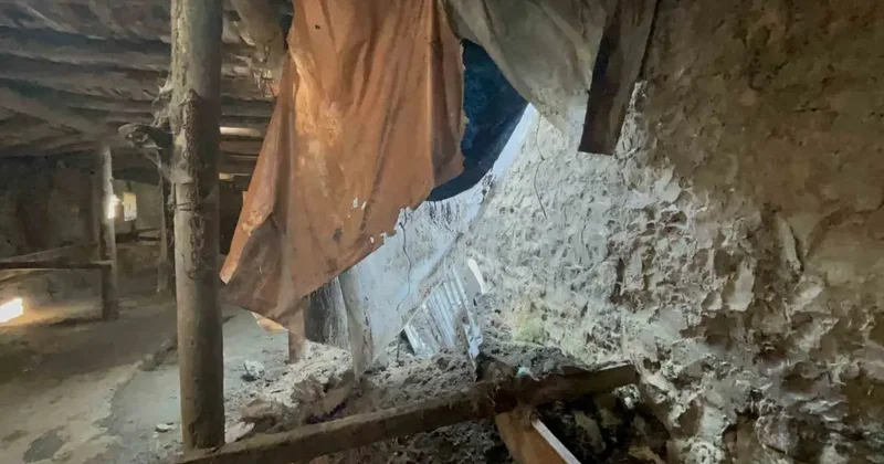 Kars’ta sağanak yağış ahırı çökertti