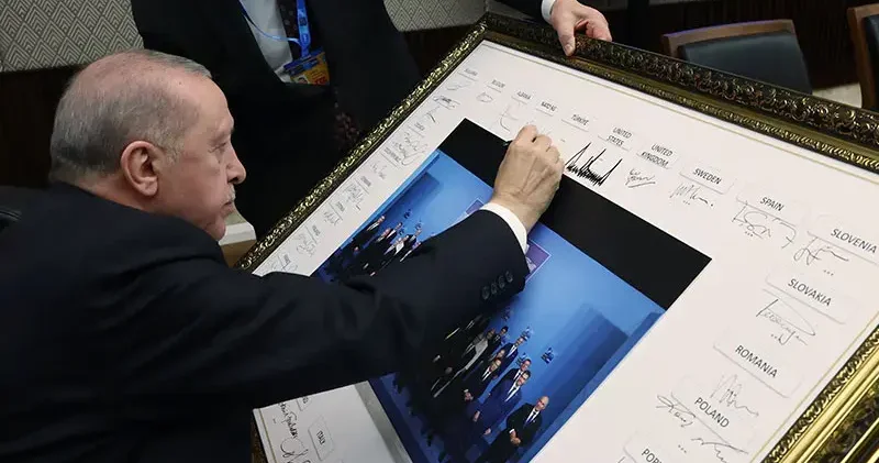 Cumhurbaşkanı Erdoğan, NATO Zirvesi ne katılan liderlerin imzaladığı tabloya imzasını attı