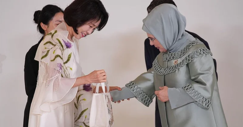 Güney Kore First Lady sinden Emine Erdoğan a anlamlı jest