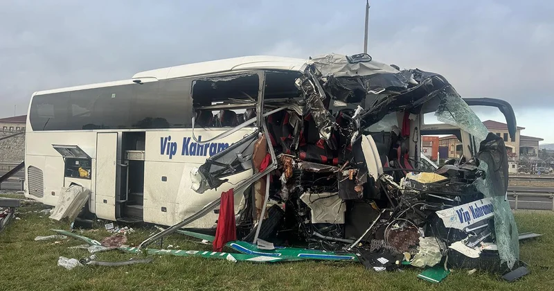 Bolu da yolcu otobüsü bariyere ve tabelaya çarptı: 5 i ağır 15 yaralı