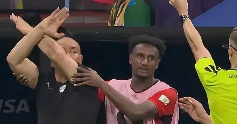 Mısır hocasından Irkçılık iddiası! Aynı hakem aynı hareket farklı tutum
