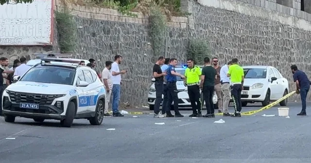 Diyarbakır da seyir halindeki araca silahlı saldırı: 1 ağır yaralı Kaldırıma çıkan otomobil ağaca çarparak durabildi Diyarbakır Haberleri Habertürk Yerel Haberler
