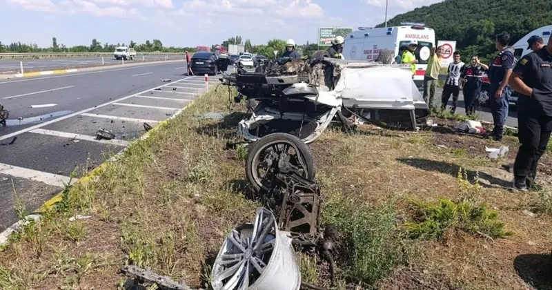 Konya’da refüje çarpan otomobil hurdaya döndü: 3 yaralı