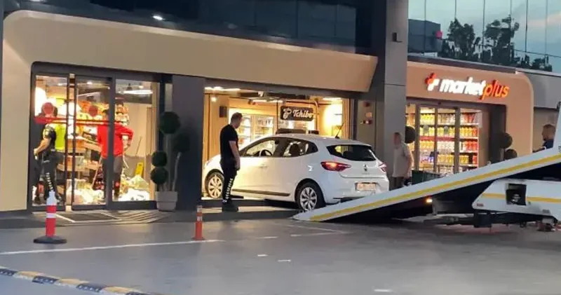 Bağcılar’da akaryakıt istasyonundaki otomobil markete daldı; müşteri yaralandı