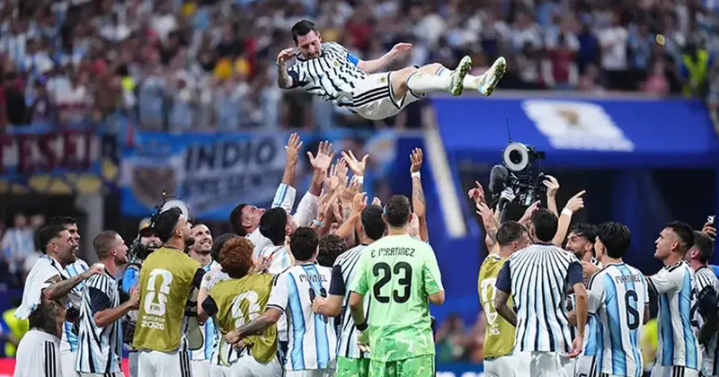 Arjantinli futbolcular Mısır galibiyetini Lionel Messi yi havaya fırlatarak kutladı Fanatik Spor Haberleri Video
