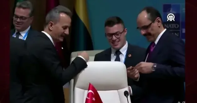 MİT Başkanı Kalın NATO Zirvesi nde Cumhurbaşkanı Erdoğan ın kalemini inceledi
