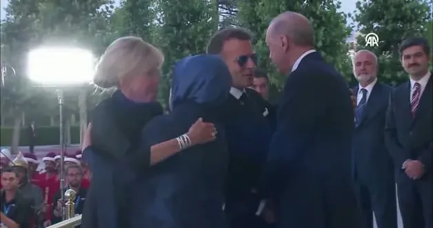 Emine Erdoğan, Macron un elini öpmesine izin vermedi