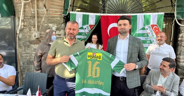 Bursaspor Başkanı Enes Çelik Kapalı Çarşı da esnafla buluştu Bursaspor Başkanı Enes Çelik, Emir Han da düzenlenen kahvaltı programında çarşı esnafıyla bir araya geldi. Bursa Haberleri Habertürk Yerel Haberler