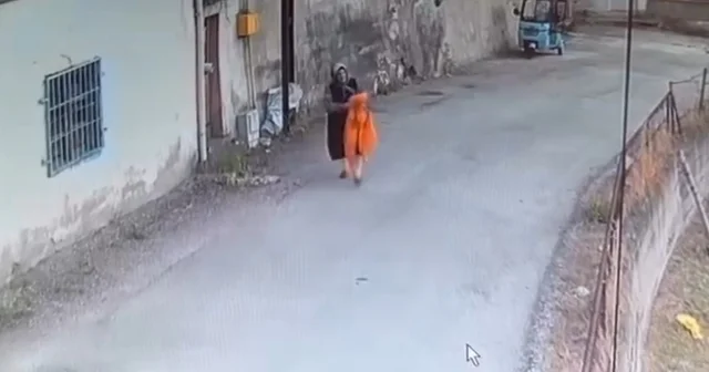 Elektrik direğindeki yatak örtüsünü alıp gitti Karabük Haberleri Habertürk Yerel Haberler