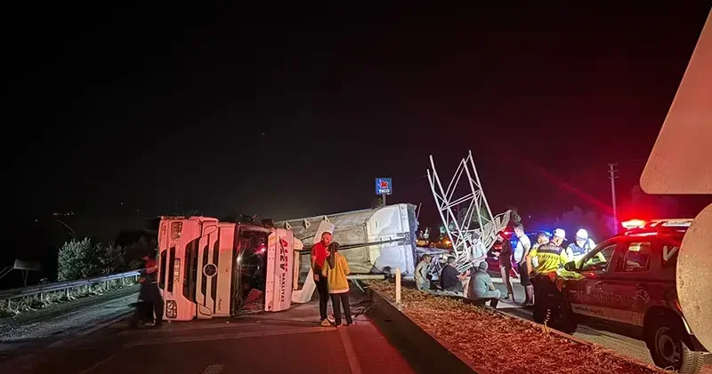 Damperi açık unutulan TIR, yön tabelasına çarparak devrildi