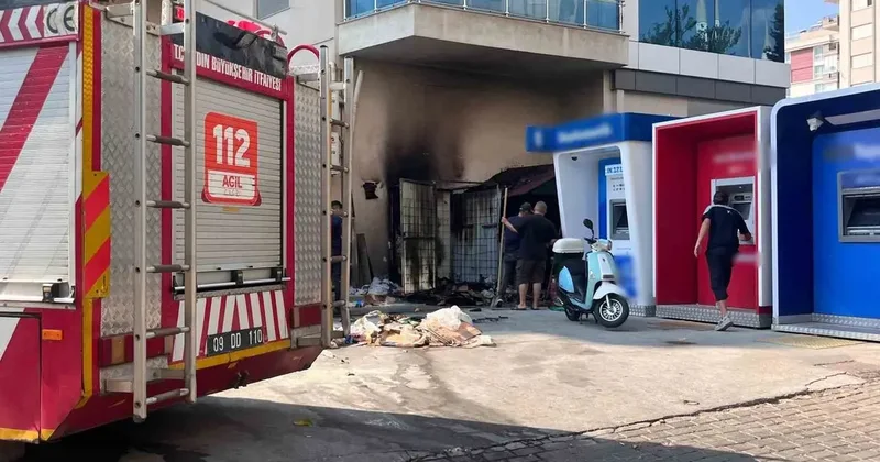 Efeler de geri dönüşüm kutusunda yangın
