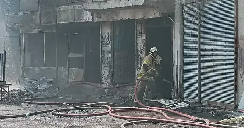 İzmir de sünger deposunda yangın