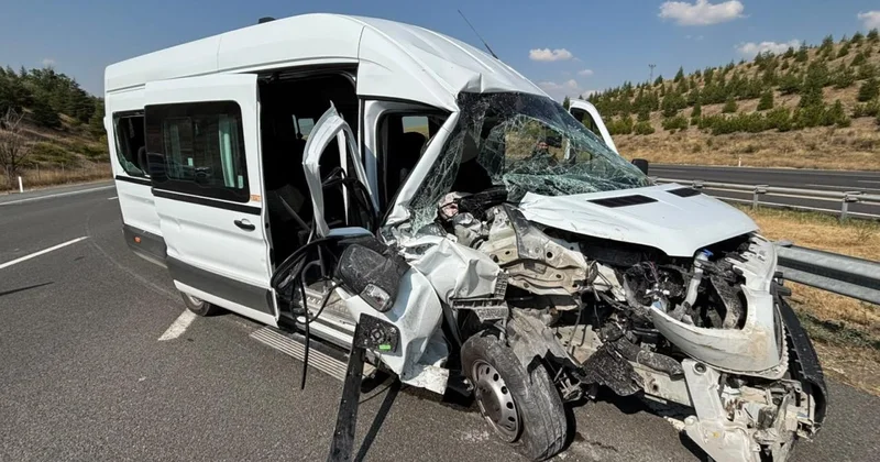 Başkentte servis minibüsü tıra çarptı: 7 ölü