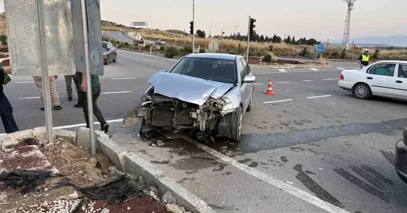 Çorum’da iki otomobil çarpıştı, sürücüler yara almadan kurtuldu