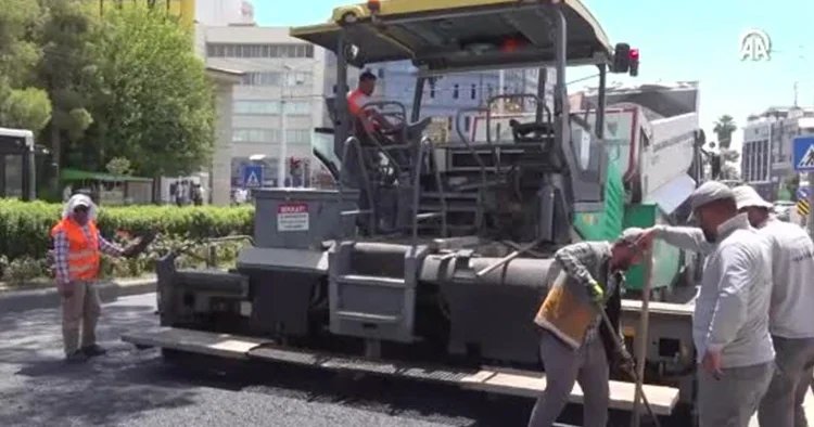 Termometreler 50 dereceye dayandı: Asfalt işçileri güçlükle çalışıyor