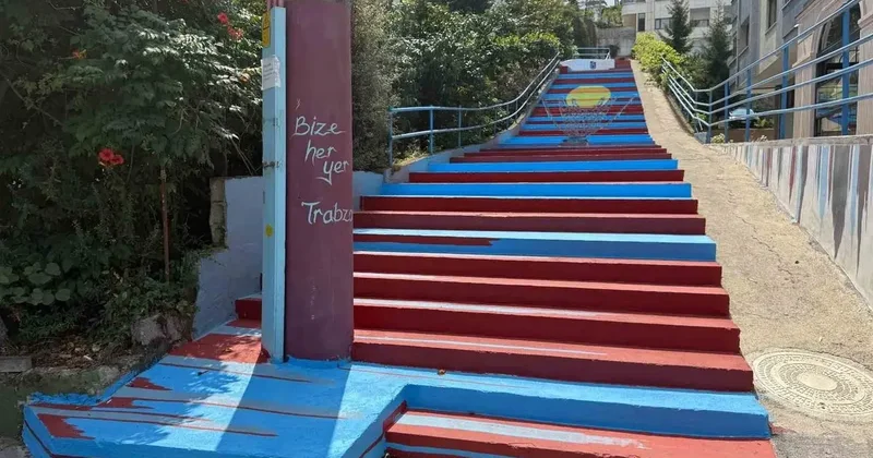 Trabzon’da kaldırımlar bordo maviye boyanıyor