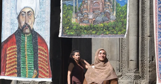 Hiç eğitim almadan evde kilimlerin üzerine yaptığı resimlerle sergi açtı Erzurum Haberleri Habertürk Yerel Haberler