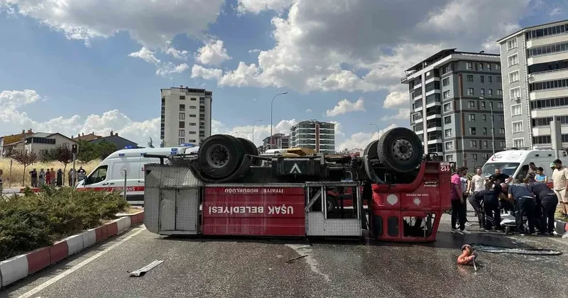 Uşak’ta itfaiye aracı ile kamyon çarpıştı: 2 itfaiye personeli yaralandı