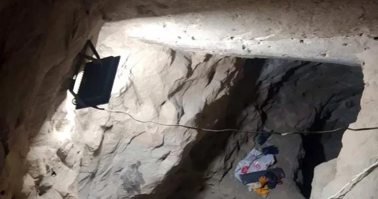 Defineli ev kazısına operasyon! Jandarma baskınıyla yakalandılar: Metrelerce çukur kazmışlar