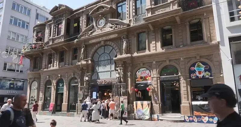 Çiçek Pasajı nın girişinde açılan dondurmacı dükkanının renkli afiş ve panoları tartışma konusu oldu