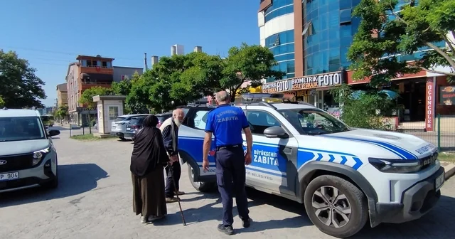 Belçika dan gelen yaşlı çift yolunu kaybetti, zabıta yardıma koştu Kocaeli Haberleri Habertürk Yerel Haberler