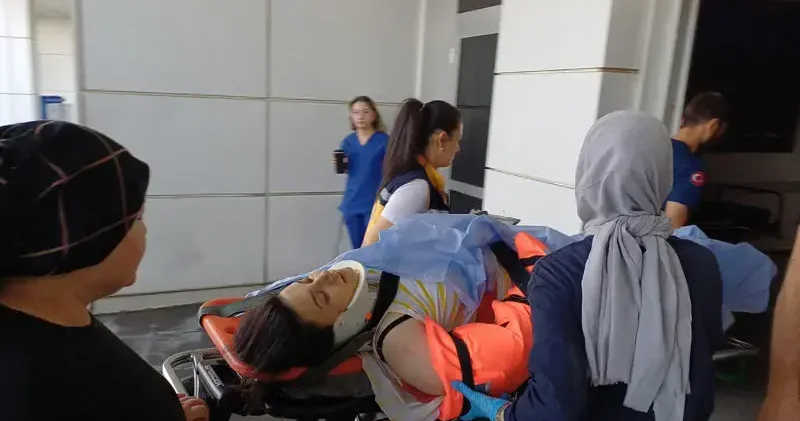 Cam silerken 3 üncü kattan düşüp ağır yaralandı