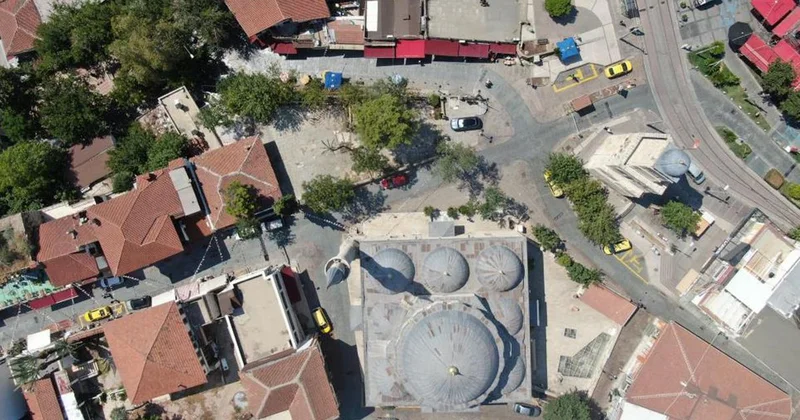 Hava kararınca nüfusunun 100 katını ağırlıyor