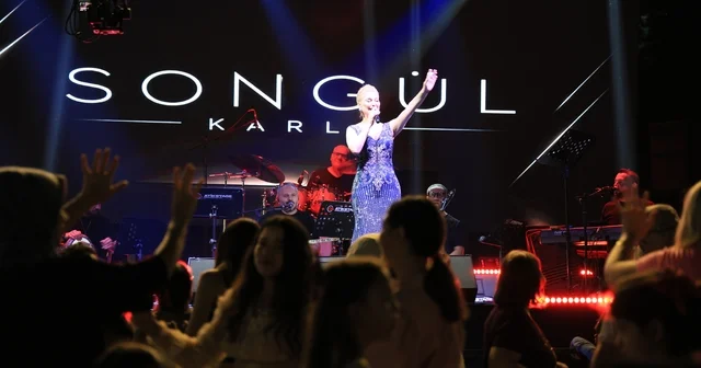 Çameli Festivalinde Songül Karlı rüzgarı Çameli de Songül Karlı vatandaşların arasına karışıp şarkı söyledi Denizli Haberleri Habertürk Yerel Haberler