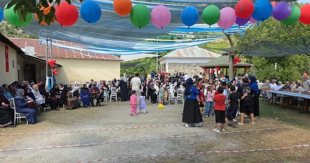 İspir Yeşilyurt ta binlerce kişi aile pikniğinde buluştu: Geleneksel şenlikte coşku zirvede Erzurum Haberleri Habertürk Yerel Haberler