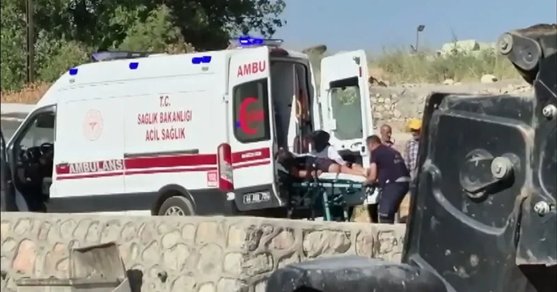 İş makinesinin camına kafasını çarpan operatör yaralandı