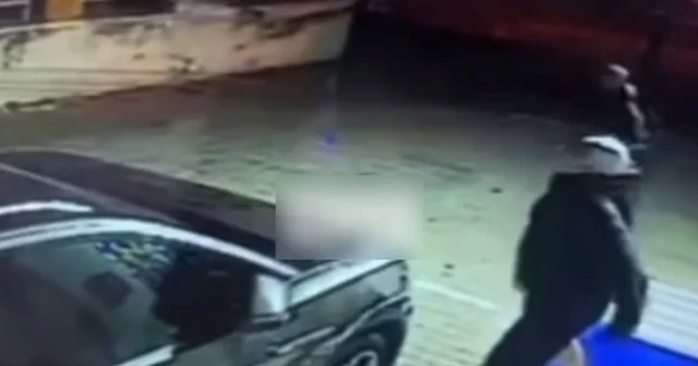 Aracın camını taş atarak kıran şüpheli yakalandı; o anlar kamerada Mersin Haberleri Habertürk Yerel Haberler