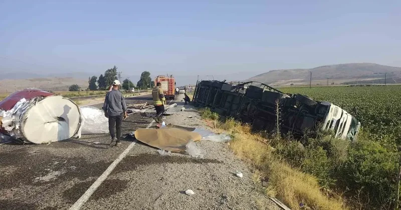 Kumlu’da kaza yapan tırdan yola rulo sac devrildi