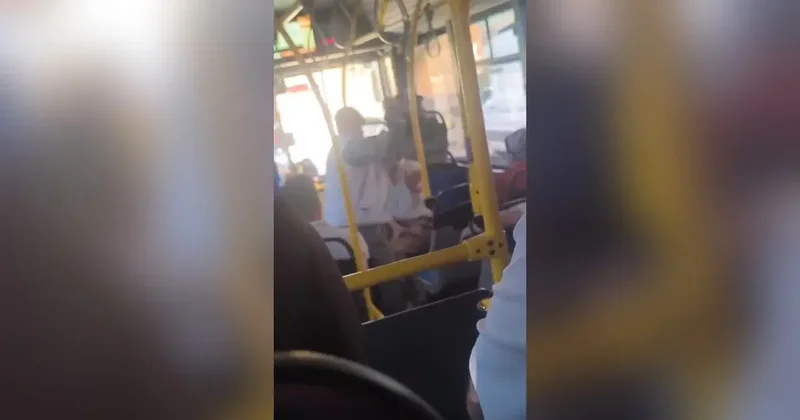 Halk otobüsünde yumruklu kavga kamerada