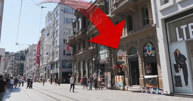 Taksim deki dondurmacının tabelası tepkilere neden oldu